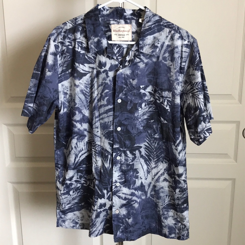 Men’s blue aloha shirt